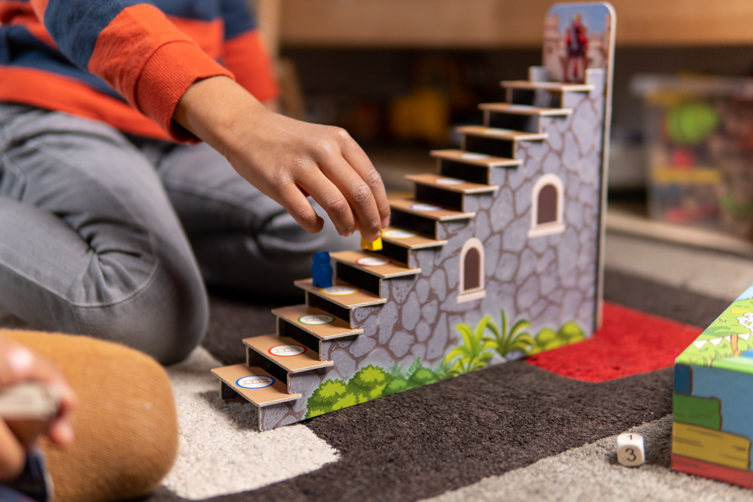 Un enfant assemble l'escalier en 3D du jeu Hit StairS