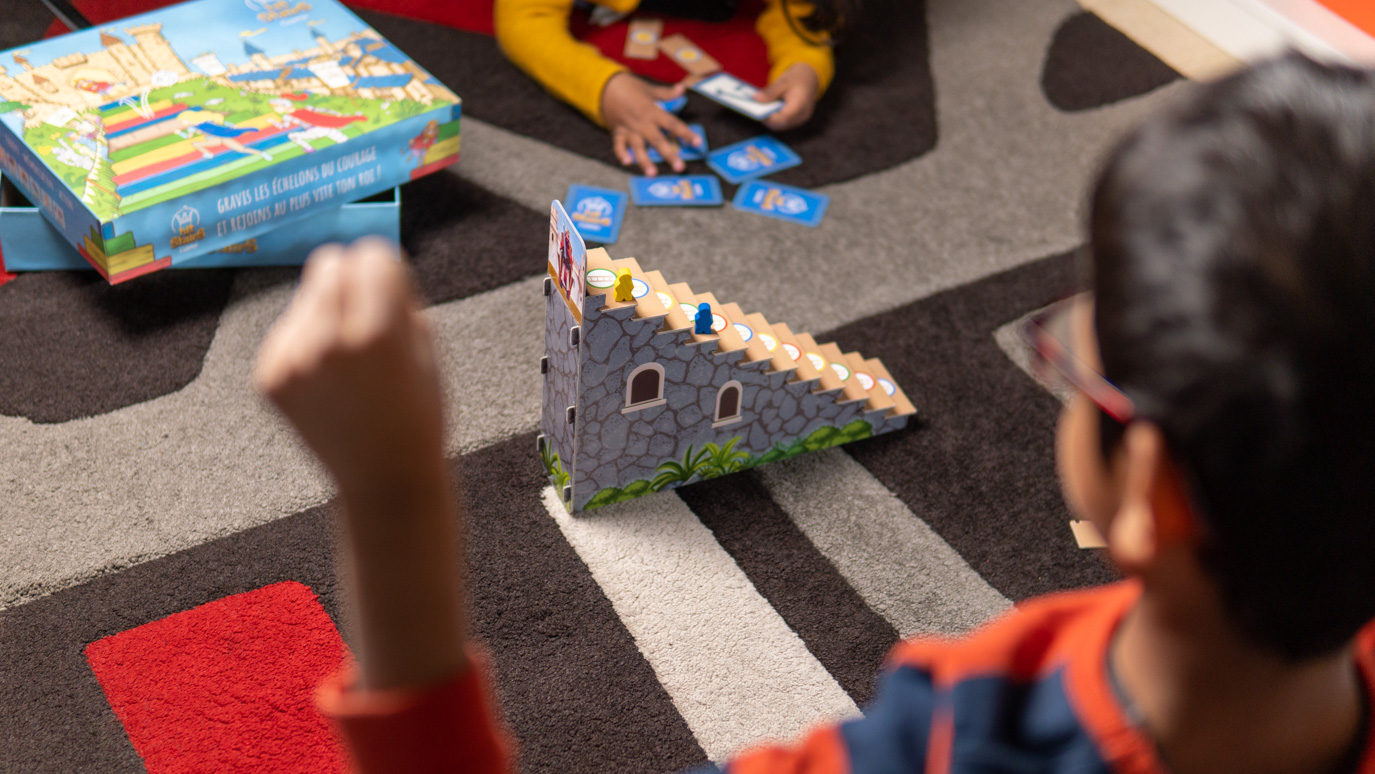 Des enfants jouent à Hit StairS Game